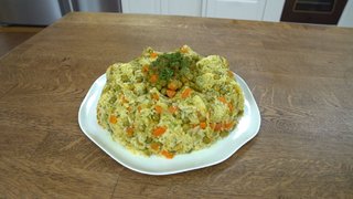 Pelin Karahan, Elif Şenol ile Ziyafet Pilavı yapımını gösterdi.