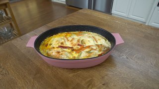 Pelin Karahan, Elif Şenol ile Sebzeli Tavuk Sarma yapımını gösterdi.