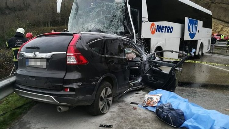 Ters yöne giren ciple yolcu otobüsü çarpıştı: 1 ölü, 10 yaralı