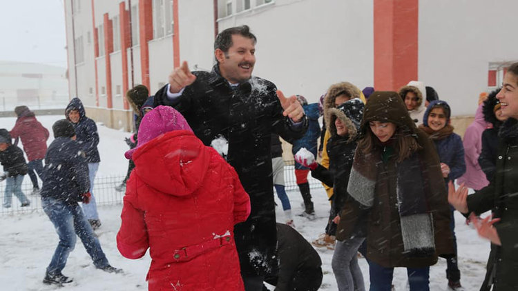 Sivas Valisi okulları tatil edip, öğrencilerle kar topu oynadı