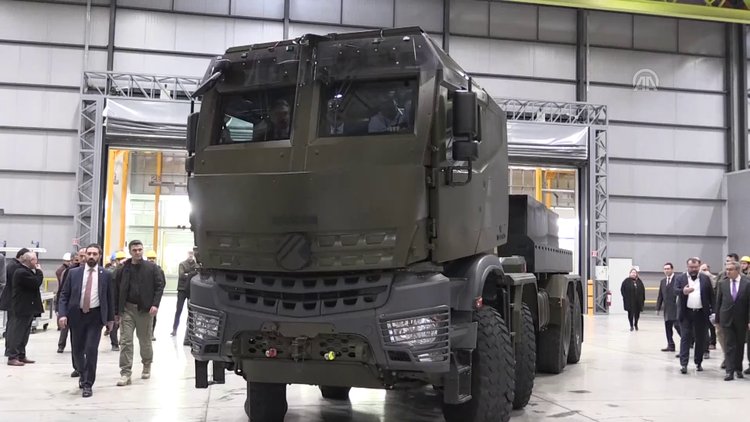 Bakan Varank zırhlı askeri araç kullandı