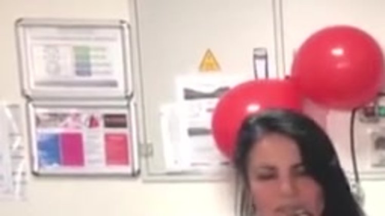 Doktorlar şarkı söyledi, hastalar eğlendi