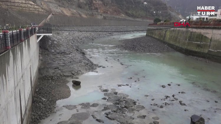 Asma köprüden Çoruh nehri'ne düşen üniversiteli 2 genç yaralandı!