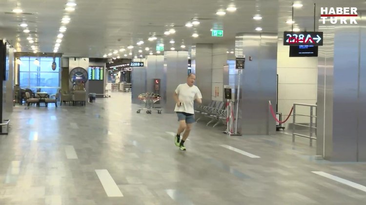 Atatürk Havalimanı'nda Sloven profesörden boş vakit koşusu