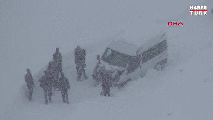 Yüksekova'da tipide mahsur kalan öğretmenler kurtarıldı