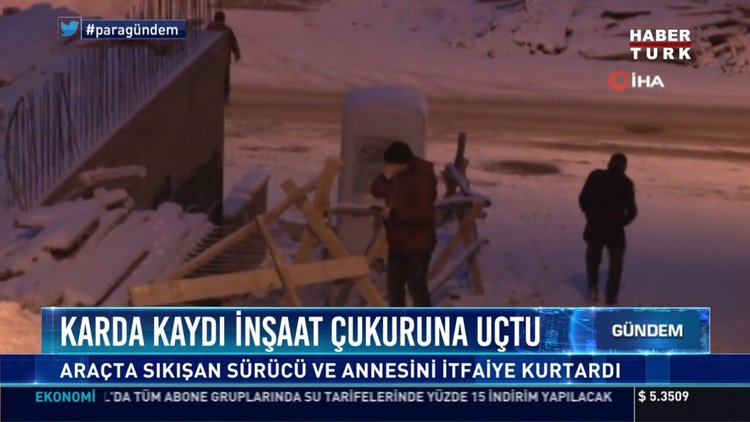 Karda kaydı inşaat çukuruna uçtu: Araçta sıkışan sürücü ve annesini itfaiye kurtardı