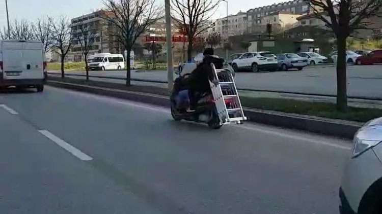 Akan trafikte motosikletle merdiven taşıdılar