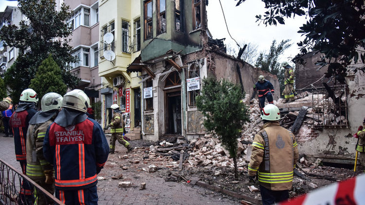 Yedikule'deki binanın çökme anı kamerada