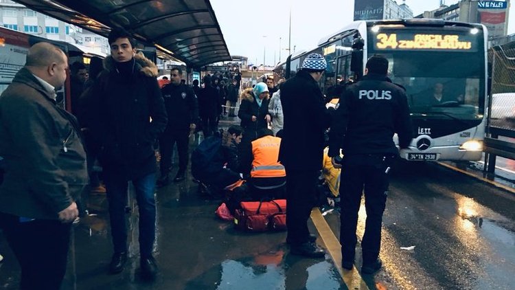 Son dakika haberi: Metrobüs yolcuya çarptı! Seferler durdu