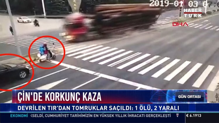 Çin’de korkunç kaza: Tır motosiklete çarpmamak için sola kırdı, yola devrildi