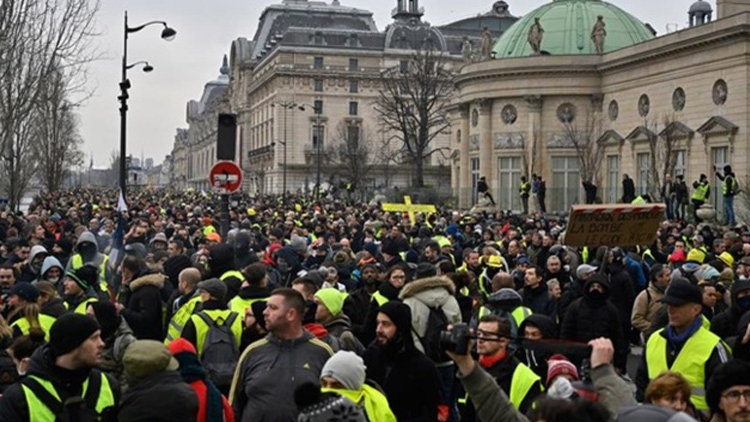 Fransız polisine zor anlar yaşatan protestocu boksör çıktı!