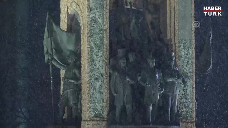 İstanbul'da kar yağışı etkisini artırdı