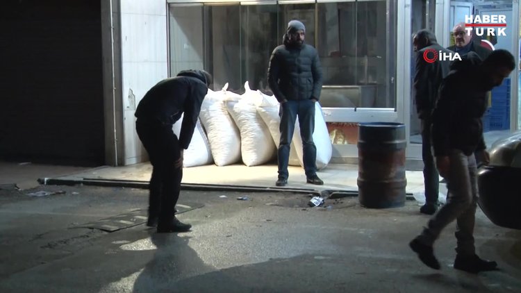 Sokak ortasında bıçaklı kavga: 1 ağır yaralı