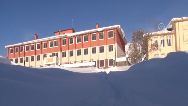 Kar, Karlıova'da öğrencilere 12 gün tatil yaptırdı