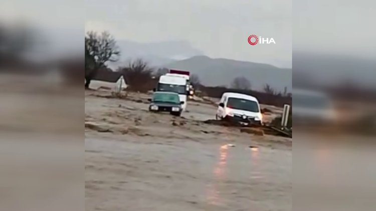 İzmir'de sel...Sağanak yağış sonrası oluşan sel nedeniyle Tire-Belevi karayolu ulaşıma kapandı