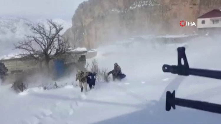 Kar yolları kapattı, Mehmetçik havadan köye ulaşarak hastayı kurtardı!