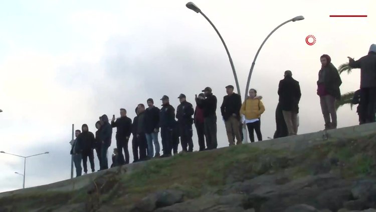 Denize düşen kadını, komutan kurtardı