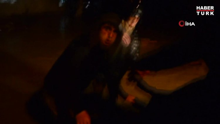 Su baskınında mahsur kalan aile kepçeyle kurtarıldı