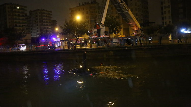 Sulama kanalında can pazarı! Aracın üstünde kurtarılmayı bekledi