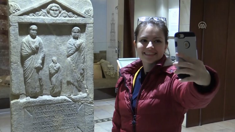 Müzede selfie çekene İstanbul'un Yüzleri kitabı hediye