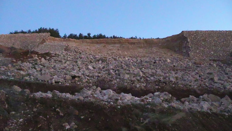 Toprak kaydı, 30 metrelik istinat duvarı çöktü!