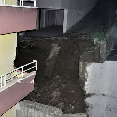 Başkentte toprak kayması 2 apartman tahliye edildi Başkentte toprak kayması 2 apartman tahliye edildi