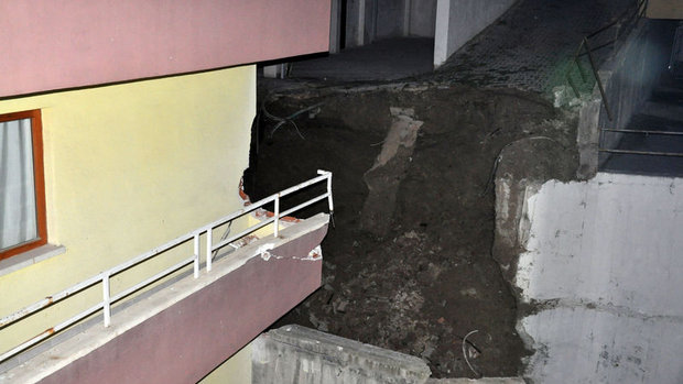Başkentte toprak kayması 2 apartman tahliye edildi Başkentte toprak kayması 2 apartman tahliye edildi