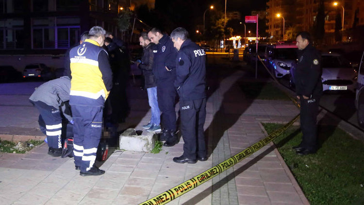 Adana'da kaldırımda ceset bulundu
