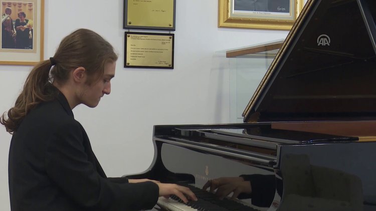 Müziği yaşının önüne geçen piyanist çocuk: Tuna Bilgin