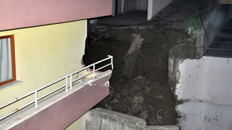 Başkent'te toprak kayması! 2 apartman tahliye edildi