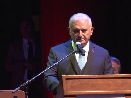 <p>TBMM Baskani ve AK Parti Istanbul Büyüksehir Belediye Baskan Adayi <span>Binali</span> Yildirim, sanatçi Esat Kabakli’nin 50. Sanat Yili programinda yaptigi konusmada, “Istanbul da sizin yeteneginize dilinizden dökülecek yürekli sözlere konu olsun istiyorum. Istanbul’u birde sizin gür sesinizden, insanin içine isleyen sazinizdan dinlemek istiyorum” dedi. <br />TBMM Baskani ve AK Parti Istanbul Büyüksehir Belediye (IBB) Baskan Adayi <span>Binali</span> Yildirim, sanatçi Esat Kabakli’nin 50. sanat yilina özel düzenlenen programa katildi. Cemal Resit Rey Konser Salonu’nda düzenlenen programa <span>Binali</span> Yildirim’in yani sira Cumhurbaskanligi Sözcüsü Ibrahim Kalin, Istanbul Büyüksehir Belediye Baskani ve AK Parti Büyükçekmece Belediye Baskan Adayi Mevlüt Uysal, Esat Kabakli ve sanatçi dostlariyla birlikte çok sayida davetli katildi. Gecede birbirinden ünlü isimler sahne alarak usta sanatçi Esat Kabakli’ya eslik etti.<br />“Bu ülkeyi bölmeye çalisanlara yine onun sesiyle cevap verecegiz”<br />Programda konusan <span>Binali</span> Yildirim, “Daha da rabbimin izniyle çok yasayacak insallah. En az bir 50 yil bu ülkeye ve bu yüce millete unutulmaz eserler verecek. Bu topraklarin bin yildir yazdigi kahramanlik hikayelerini bir yarim asir daha insallah anlatacak. Bil oglum, Sayin Cumhurbaskanimizin ve Genel baskanimizin teveccühleriyle sembol bir eser haline geldi. 15 Temmuz’da alçak hainlerin kalkismasinin ardindan bu güzel ülkeyi seven herkes gibi milletiyle omuz omuza oldu. Onun adina onun kalbine de yakisan buydu zaten. Bizi ayirmaya çalisanlara bizi yikabileceklerini sananlara en güzel cevabi yine onun sesiyle en kuvvetli cevabi verecegiz. ‘Onlar içimizde, ölmedi hasa, tekbir sesleriyle yükseldi arsa, dinleyin sehitler basladi marsa bu vatan bölünmez bu bayrak inmez.’ Istanbul Büyüksehir Belediyesini de böyle önemli bir sanatçi Esat Kabakli için düzenledigi bu geceden dolayi tesekkür ediyorum. Belediye baskanimiza ve ekibimize kültür dairesinin bütün çalisanlarina tesekkür ediyorum” dedi.<br />“Istanbul’u sizin gür sesinizden, insanin içine isleyen sazinizdan dinlemek istiyorum”<br />Esat Kabakli’dan istekte bulunan <span>Binali</span> Yildirim, “Istanbul her zaman sanatçilara ilham vermis, onlari koruyup kollamis ve yuva olmus bir sehirdir. O nedenle mirasi artirarak sürdürmeye devam edecegiz. Benim bir talebim var. Malazgirt’i, Sarikamis’i, yemeni, Çanakkale’yi anlattiniz bize. Istanbul da sizin yeteneginize dilinizden dökülecek yürekli sözlere konu olsun istiyorum. Istanbul’u birde sizin gür sesinizden, insanin içine isleyen sazinizdan dinlemek istiyorum. Bu sehri herkes sever ama sanatçilar bir baska anlatir. <span>Binali</span> yildirim sizden razidir, bu millet ve vatan sizden razidir. Daha nice yillara sanat yillar geçirmenizi diliyorum” diye konustu.llara sanat yillar geçirmenizi diliyorum” diye konustu.</p>
<p> </p>