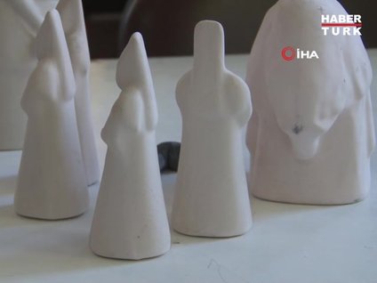 <p>Bursa’da Iznik çinisi üreten Sebnem Tuna, çiniden satranç takimi yaparak 5 bin liraya satiyor. 2005 yilinda çini üretmeye baslayan Sebnem Tuna, yillarca klasik tarzda Iznik çinisi tabaklar yapti. Daha sonra çiniye modern bir tarz katmak ve degisiklik yapmaya karar veren Tuna, ilk baslarda ünlülerin çiniden heykellerini yapti. Yaptigi ürünler o kadar begenildi ki artik dünyanin farkli ülkelerine çini ihraç ediyor. Türkiye’deki ünlü is adamlari ve koleksiyonerlere özel çiniden ürünler yapan Tuna’nin ürünleri büyük ragbet görüyor.Ilk baslarda Iznik