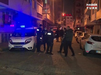 <div>Istanbul Bahçelievler’de iki grup arasinda çikan silahli kavgada bir kisi yaralandi. Olay yerine gelen saglik ekipleri, ilk müdahalesinin ardindan yaraliyi hastaneye kaldirdi. Polis silahli saldirgani yakalamak için çalisma baslatti.</div>