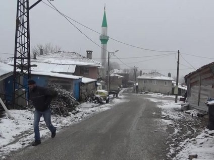 <p>Bursa’nin Keles ilçesindeki 10 haneli mahallede 3 kisi muhtar adayi oldu. Keles ilçesinin Kirazli Mahallesi’nde mahallî seçimler büyük bir heyecana sahne olacak. Kisin 35, yazin ise 60 kisinin ikamet ettigi köyde seçimler öncesi 3 kisi muhtarlik için adayligini koydu. 52 seçmenin oy kullanacagi köyde vatandaslar yeni muhtar adaylarinin da çikabilecegini söyledi. Kirazli Muhtari Ahmet Memis, "Su anda 3 aday gözüküyoruz. Köyümüzün nüfusu kisin 35, yazin da 50-60 kisi oluyor. Seçimleri kirici olmadan yapiyoruz. Seçim kampanyasi yürütmüyoruz. Hepimiz akraba gibiyiz. Herkes adayligini açikliyor; medenî bir sekilde seçim yapiyoruz. Toplam 52 seçmen var” dedi. Muhtar adayi Ali Durmus ise "Kirazli sakinlerindenim. Adayligimizi koyduk. Köyde hizmet istenirse oluyor. Bugün camiyi yikip ya da asfalti söküp yeniden yapacak halimiz yok. Hizmet neyse gerekeni yapmak için talip oldum. Bunu ben de yapacagim, diger seçilecek arkadasim da yapacaktir. Burada önemli olan insanlarla kötü olmak degil, kim kazanirsa kaybedenler onu centilmence tebrik eder” diye konustu. Kirazli sakinlerinden Yasar Türkmen, geçen seçimlerde 5 muhtar adayinin oldugunu dile getirerek, “Bu dönem yine 5 tane olur diye düsünüyorum. Köyde yasayanlarin sayisi az. Gençlerimiz hepsi Bursa’da" seklinde konustu.</p>