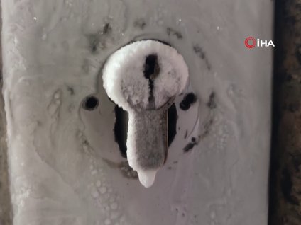 <p>Sibirya soguklarinin etkili oldugu Kars’ta vatandas caddeye soba kurup, yakarak isinmaya çalisti. Asiri soguklardan dolayi is yerlerinin anahtarlari buz tutarken, soguktan araçlar dondu çalismadi. Kars’ta soguk hava hayati olumsuz etkilemeye devam ediyor. Sibirya soguklarinin hüküm sürdügü kentte gece hava sicakligi eksi 26 derece olarak ölçüldü. Sabah erken saatlerde ise termometreler, eksi 20’yi gösterdi. Soguktan korunmak için sabah erken saatlerde sokaga çikan seyyar saticilar, caddeye soba kurdu, ates yakarak isindi. Kazimpasa ve Faikbey Caddesi Kavsagi