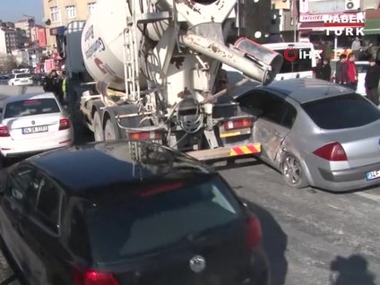 <p>Okmeydani Fatih Sultan Mehmet Köprüsü baglanti yolu girisinde makas atarak ilerleyen sürücü bariyere çarpinca zincirleme kaza meydana geldi. Beton mikserinin de karistigi zincirleme kazada sans eseri ölen ya da yaralanan olmazken, bölgede kaza sebebiyle trafik olustu. Kaza, 12:30 siralarinda Okmeydani Fatih Sultan Mehmet Köprüsü baglanti yolu girisinde meydana geldi.Iddiaya göre seyir halinde giderken makas atan 34 BSF 078 plakali bir araç, yol kenarinda bulunan bariyerlere çarpti. Ardindan gelen 34 AP 1240 plakali beton mikseri ise ona çarpmamak için direksiyonu kirarken sag seritte ilerleyen 34 FV 9569 plakali araci sikistirdi.Ihbar üzerine olay yerine gelen polis ekipleri kaza ile ilgili inceleme baslatti. Zincirleme kazada sans eseri ölen ya da yaralanan olmazken, araç sürücülerine polis ekipleri tarafindan alkol muayenesi yapilarak ifadeleri alindi. Kaza yapan araçlarin yol üzerinden çekilmesi beklenirken, kaza sebebiyle bölgede yogun trafik olustu.Beton mikserinin soförü Rifat Günes olayin gerçeklestigi ani anlatirken, “Beyaz araç bana makas atarken geçemedi herhalde arada sikisti. Baktim önümden karsi karsiya geliyoruz. Bu sefer ben saga yanasinca araba kaldi altimda” ifadelerini kullandi.</p>
