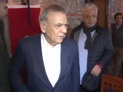<p>CHP’den Izmir Büyüksehir Belediye Baskanligina aday adayligini ortaya koyan Izmir Büyüksehir Belediye Baskani Aziz Kocaoglu, zorunlu oldugu için aday adayi oldugunu, bunun için üç nedeni bulundugunu ve karari CHP Genel Baskani Kemal Kiliçdaroglu ile görüsme sirasinda aldigini söyledi. Izmir Büyüksehir Belediye Baskani Aziz Kocaoglu, düzenledigi basin toplantisinda CHP’den Izmir Büyüksehir Belediye Baskanligina aday adayligi kararini anlatti. Izmir’e karsi borcu oldugunu vurgulayan Kocaoglu, “15 sene Izmir’de baskanlik yaptim. Bu kentte yasiyorum. Çocuklarimin hepsi bu kentte. Bu kente karsi borcumu yerine getirdim. Bu kadar problem yasanmasaydi; biz aday olamayacagimizi açiklamistik ama Izmirliye olan sorumlulugumdan dolayi tekrar aday adayi olma karari vermek zorunda kaldim. Birinci neden budur. Ikinci neden partime olan sorumlulugumdan dolayi, partimin en fazla oy aldigi en büyük ilinde büyüksehiri alabiliriz ama ilçelerde büyük sikinti yasayacagimizin atmosferini gördügüm için karar aldim. Sahsimla ilgili olan da; bu kentte yasayacagim. Bu kentte herhangi bir olumsuzluk olursa bunun faturasi bana çikacaktir.