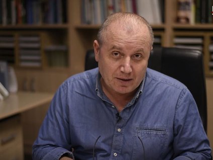 <p>Agustos öncesinde yaklasik 5 yil süreyle bankacilik sektörünün performansi sanayi sektörünün altindaydi. Bankalar demode sanayi ise modaydi. Agustos soku ile birlikte isler tersine döndü. Son gelen alimlar daha çok bankalara yönelikti. Çünkü faizler düserken bütün sektörleri rahatlatir ama en çok elinde en fazla Hazine kagidi bulunduran bankalara kâr yazar. 2019 yilinda da faizlerinde en çok indirim yapma ihtimali olan ülke Türkiye. Abdurrahman Yildirim