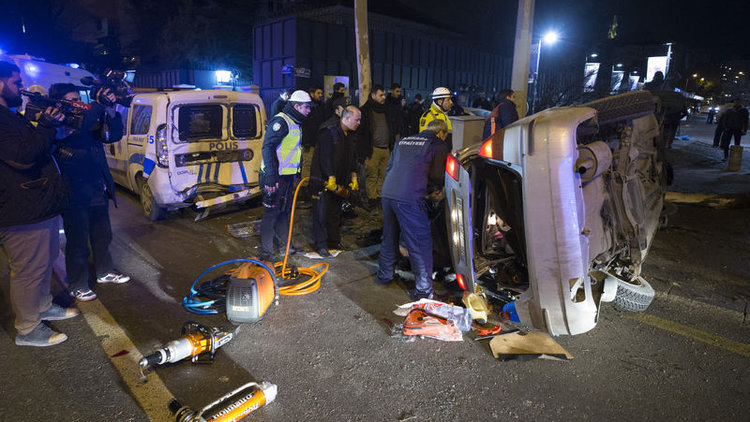 Kontrolden çıkan araç dehşet saçtı: 1'i polis, 4 yaralı