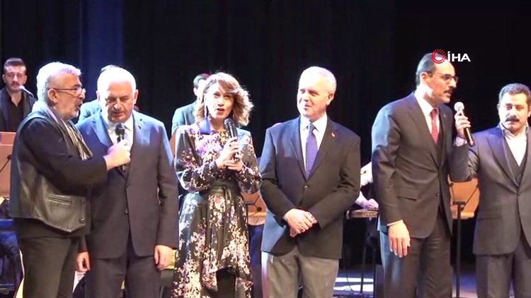 Binali Yıldırım ve İbrahim Kalın aynı sahnede türkü söyledi