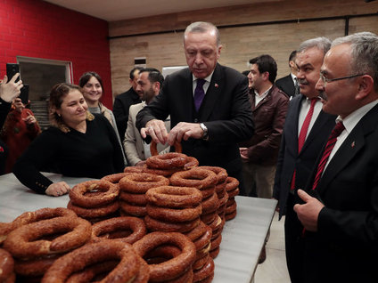 <p>Cumhurbaskani Recep Tayyip Erdogan, AK Parti Ordu Belediye Baskan adaylarini açiklamak üzere geldigi Ordu’dan ayrilmadan önce vatandaslarla bir araya geldi. Davet üzerine bir simit firinina giren Cumhurbaskani Erdogan, vatandaslarla çay içip simit yedi</p>