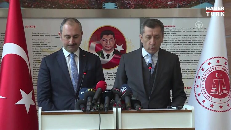 Bakanlar Abdülhamit Gül ve Ziya Selçuk sınıf boyadı Bakanlar Abdülhamit Gül ve Ziya Selçuk sınıf boyadı