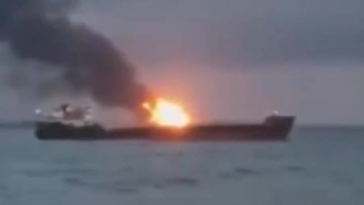 Kırım Boğazı'nda iki gemi alev aldı!