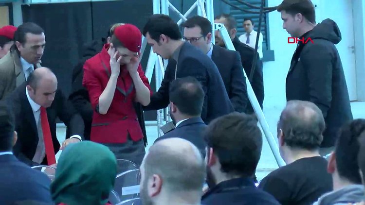 Bakan Turhan'ın konuşması sırasında bir Hostes fenalaştı!