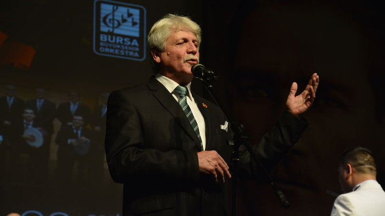 Muhtarlar Korosu ayakta alkışlandı
