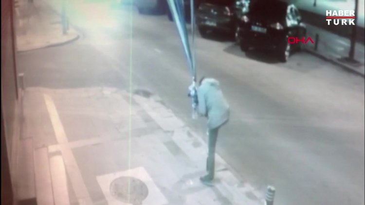 Mağazanın süs kurdelelerini salıncak yaptı