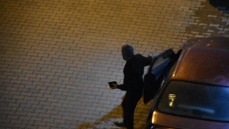 Hırsızlık anı kameraya yansıyan zanlı yakalandı