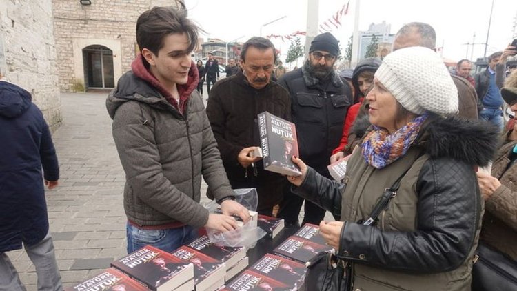 Cep harçlığından aldığı Nutuk'u bedava dağıttı