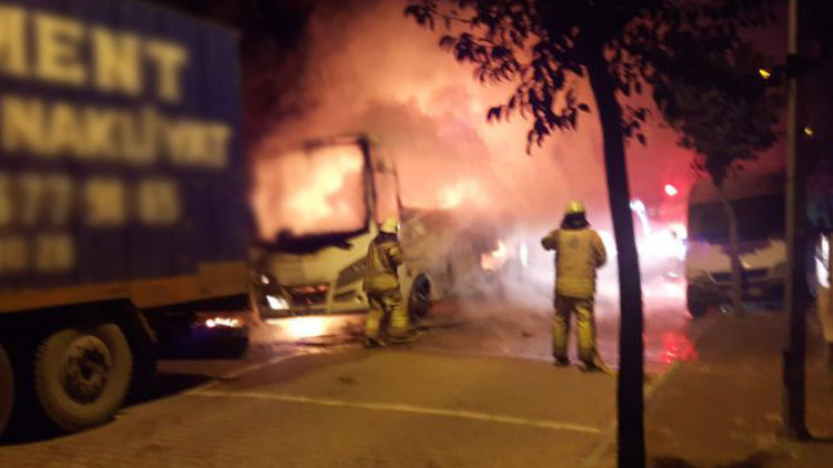 Park halindeki midibüs alev alev yandı