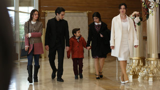 Kadir’in gelişiyle oturduğu nikah masasında şoke halde kalan Gülperi, onun Eyüp’le ilgili söyleyecekleri olduğuna emindir. ...